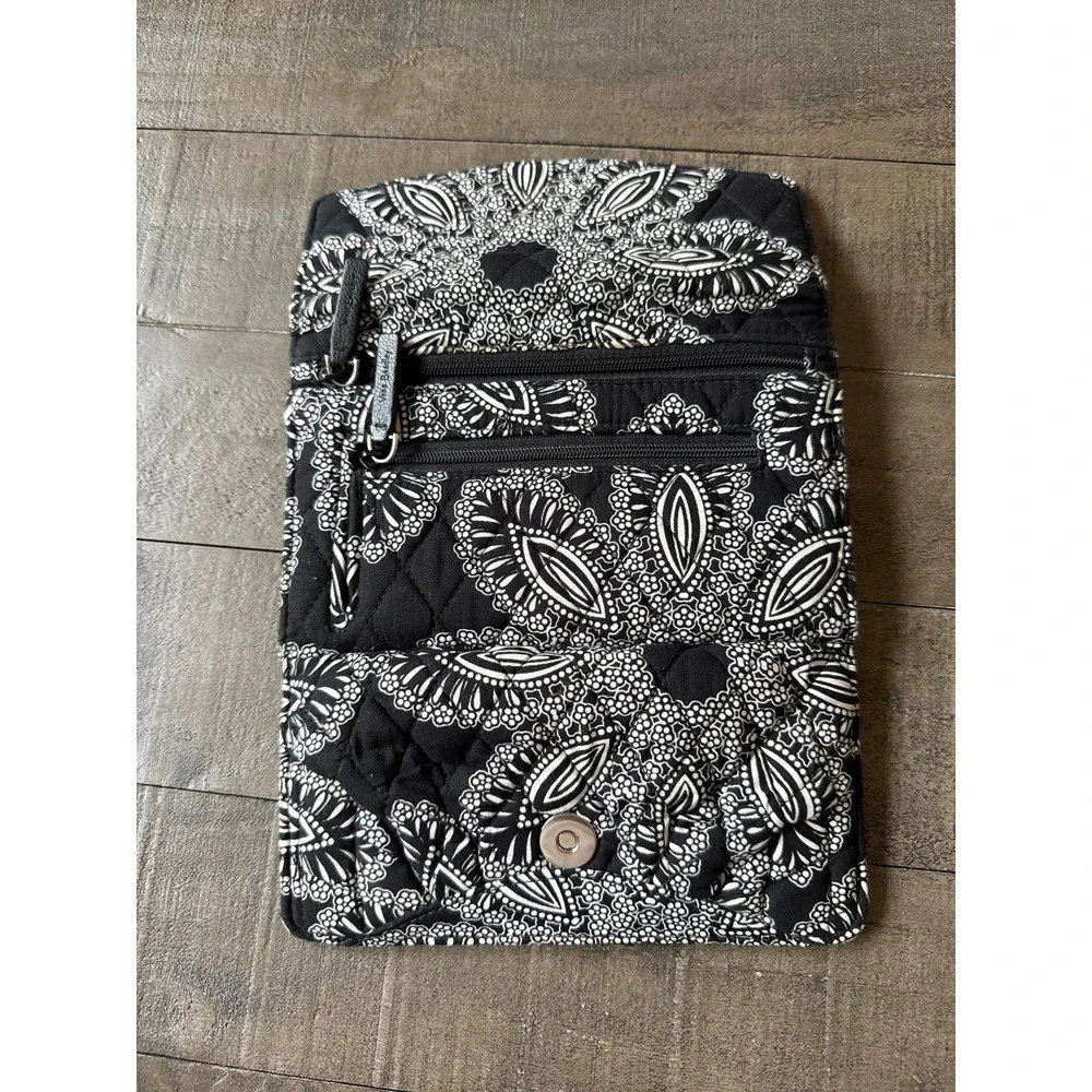 Vera Bradley Blanco Bouquet Pattern‎ Bi Fold Wallet